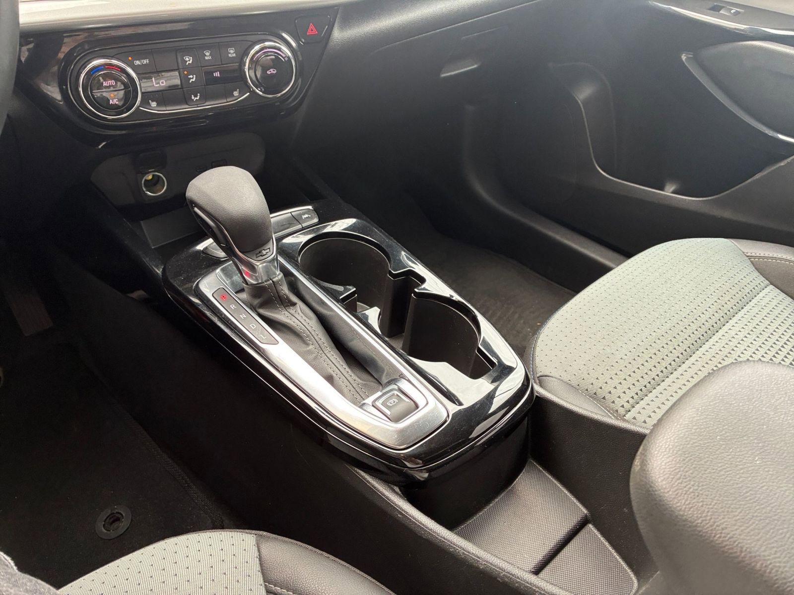 Used 2025 Chevrolet Trax LT w/ LT Convenience Package FWD image 40