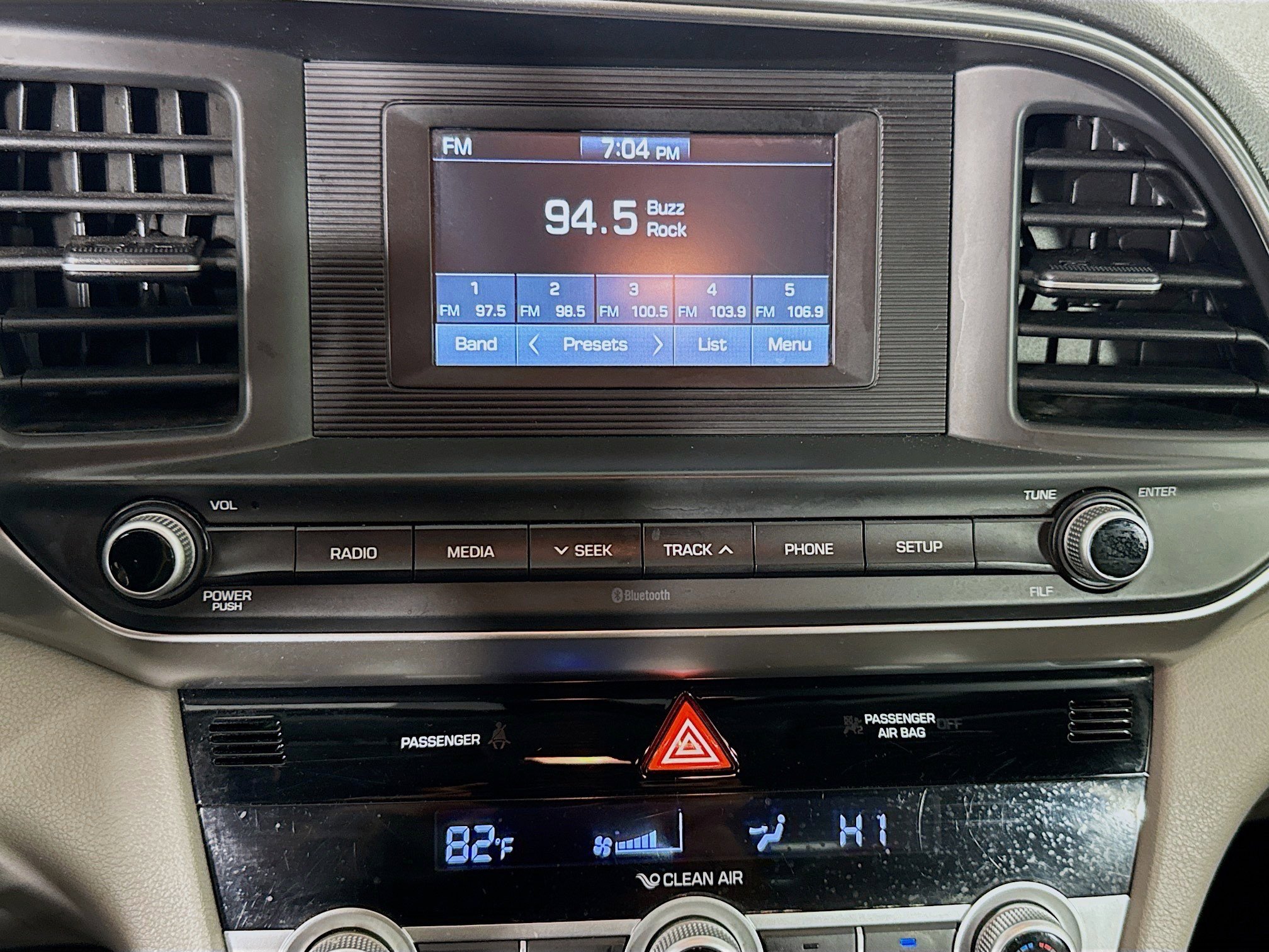 Used 2020 Hyundai Elantra SE image 17