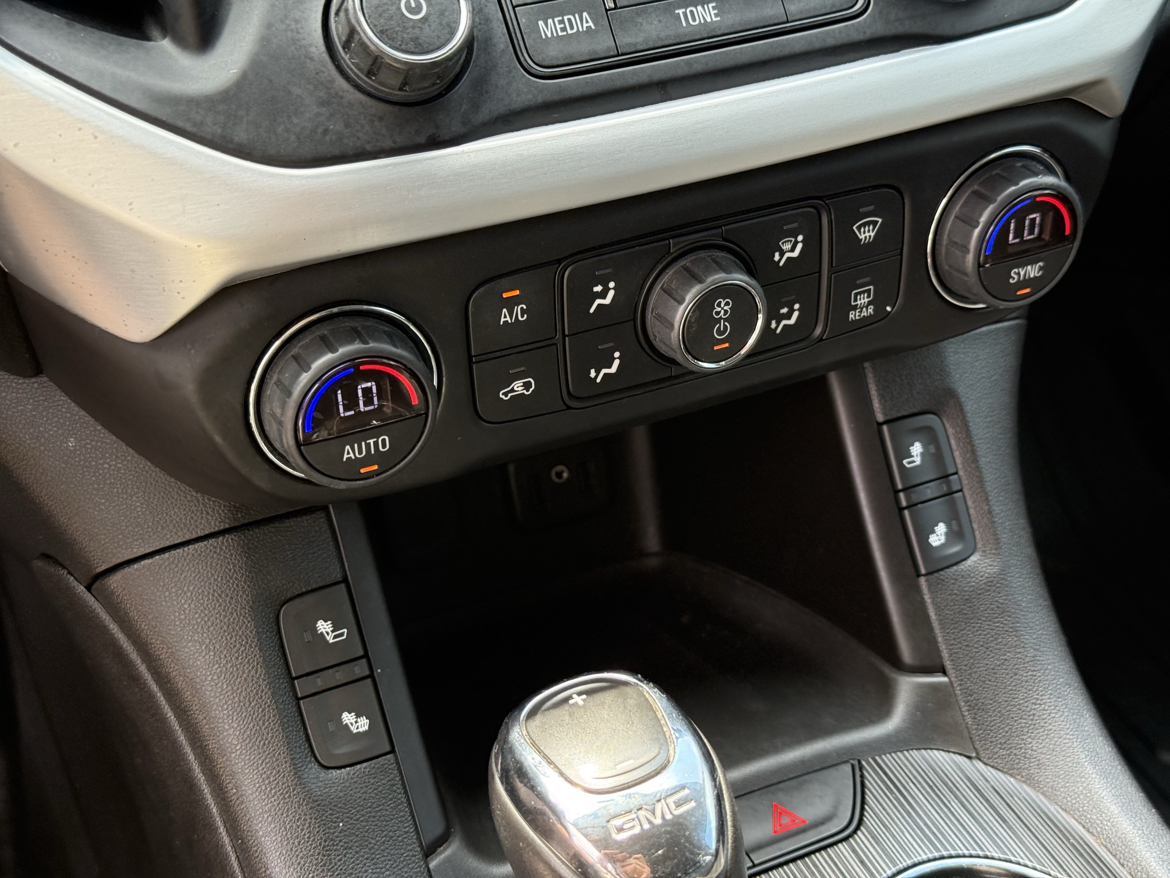 Used 2019 GMC Acadia SLT w/ LPO, Floor Liner Package FWD image 22