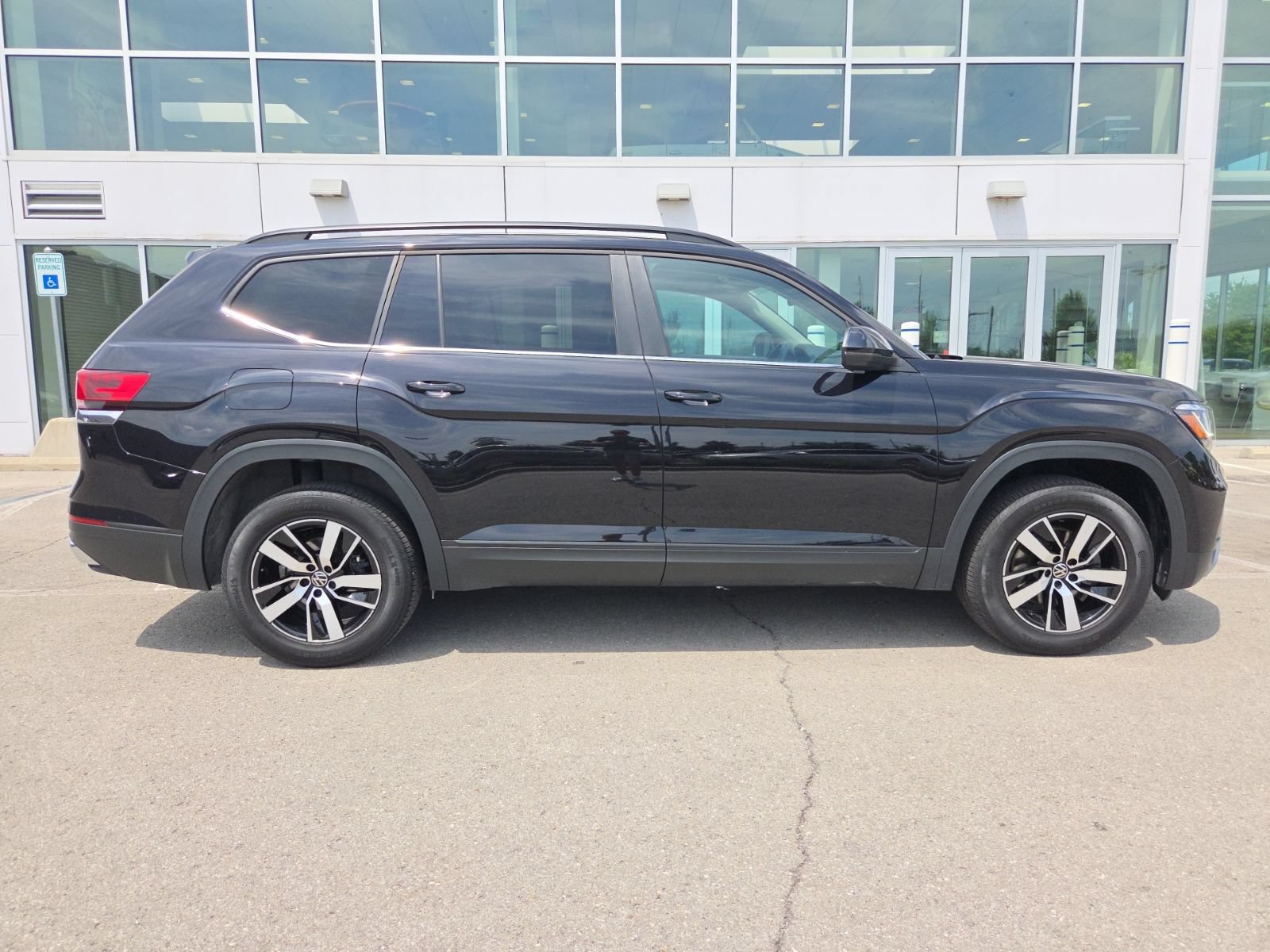 Used 2023 Volkswagen Atlas SE AWD/4WD image 2