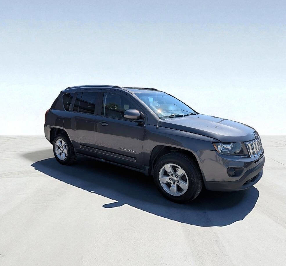 Used 2017 Jeep Compass Latitude image 3