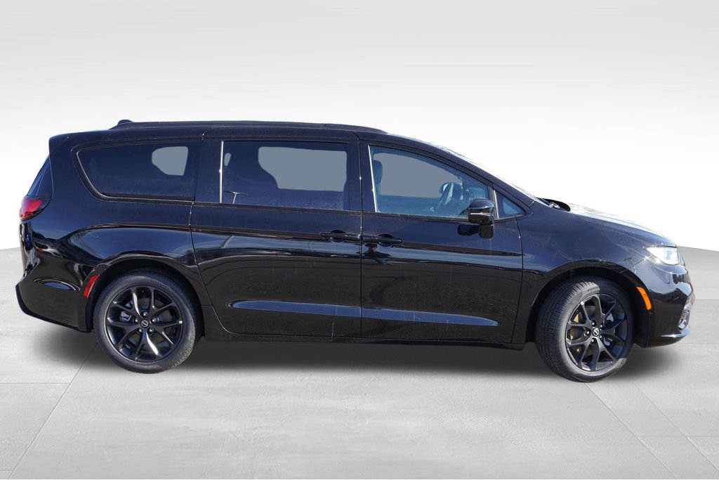 New 2026 Chrysler Pacifica Select w/ S Appearance Package image 3