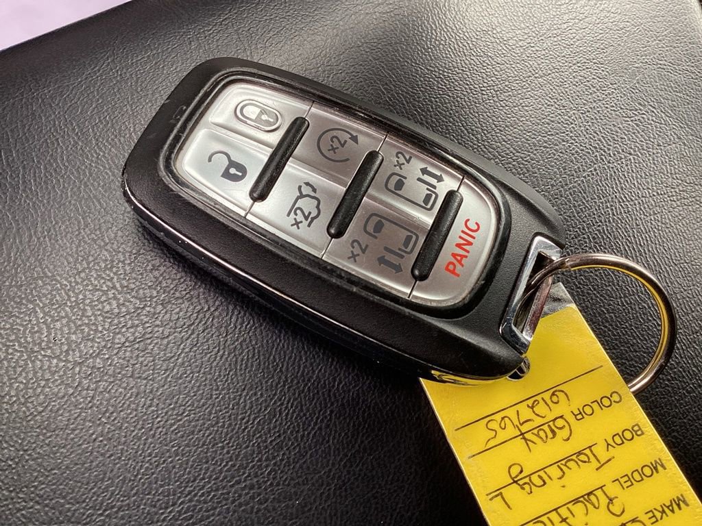 Used 2023 Chrysler Pacifica Touring-L image 33