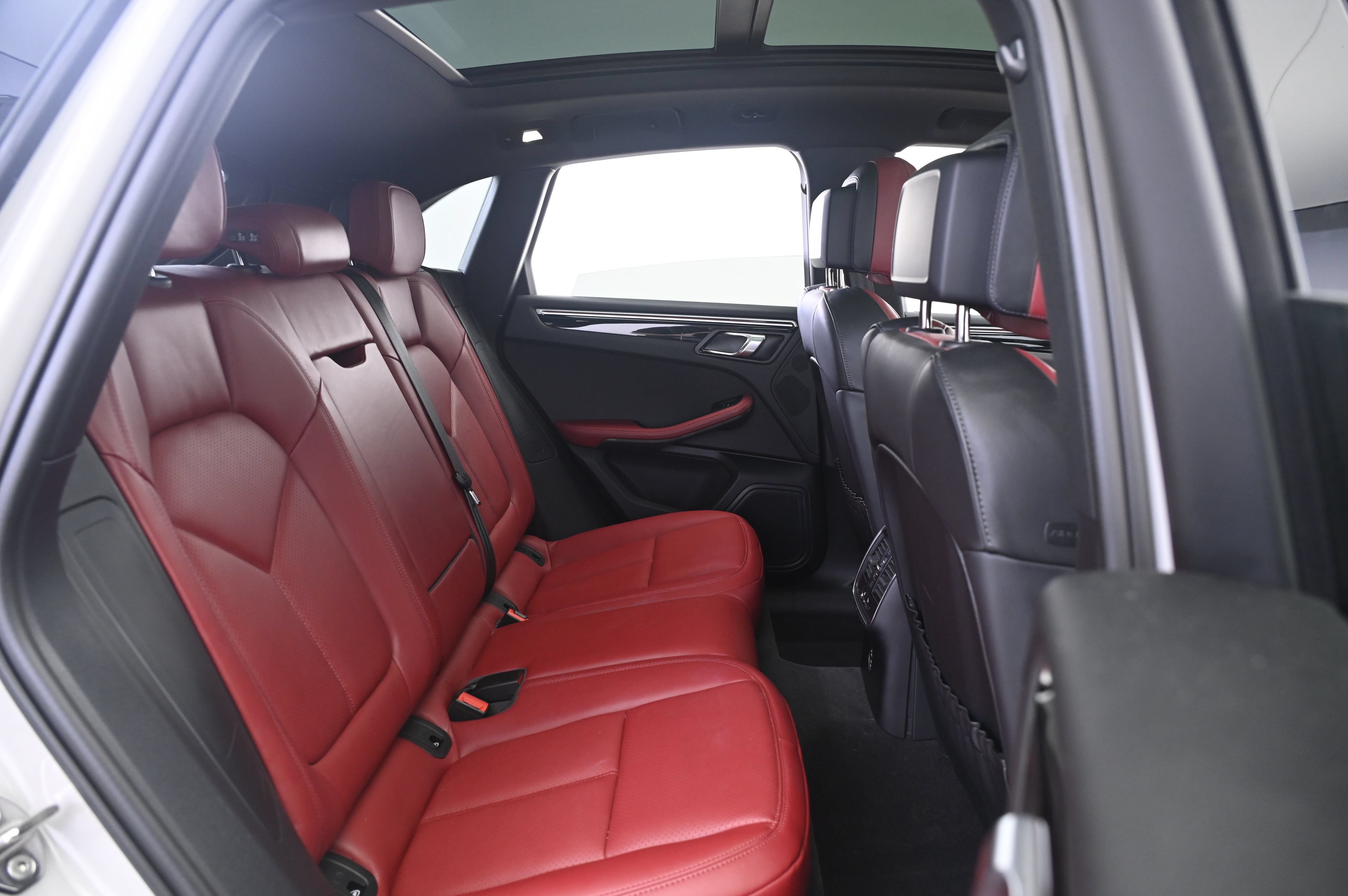 Certified 2023 Porsche Macan AWD/4WD image 18