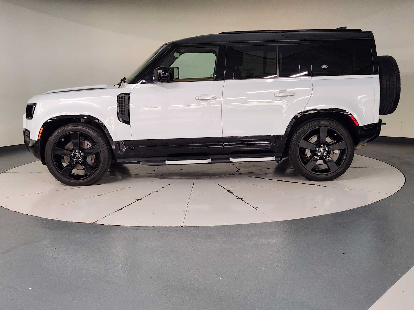 Used 2023 Land Rover Defender 110 X-Dynamic SE AWD/4WD image 5