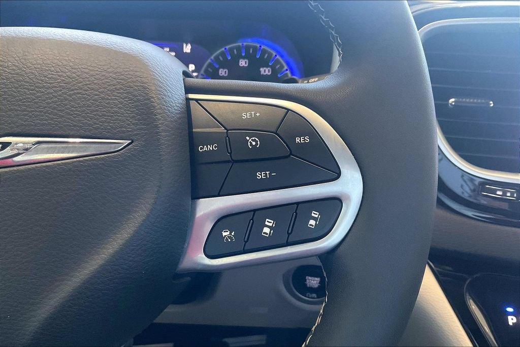 Used 2024 Chrysler Pacifica Touring-L FWD image 18