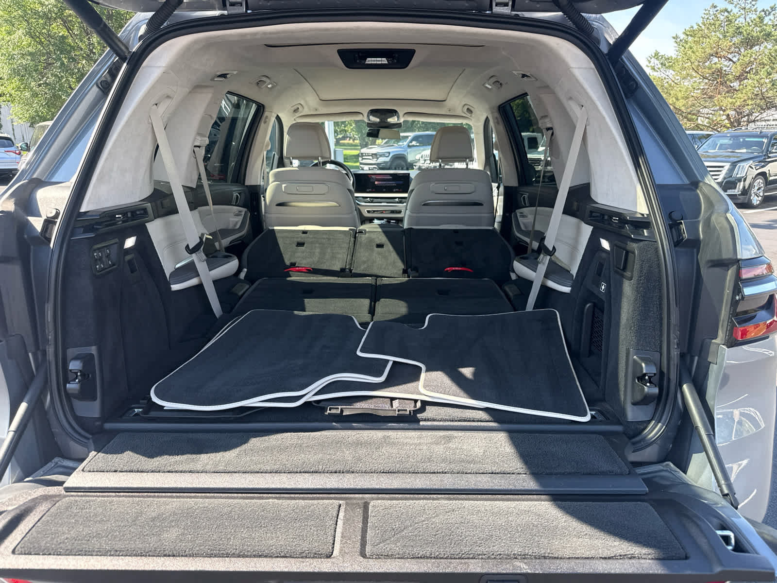 Used 2023 BMW X7 xDrive40i w/ Executive Package AWD/4WD image 16