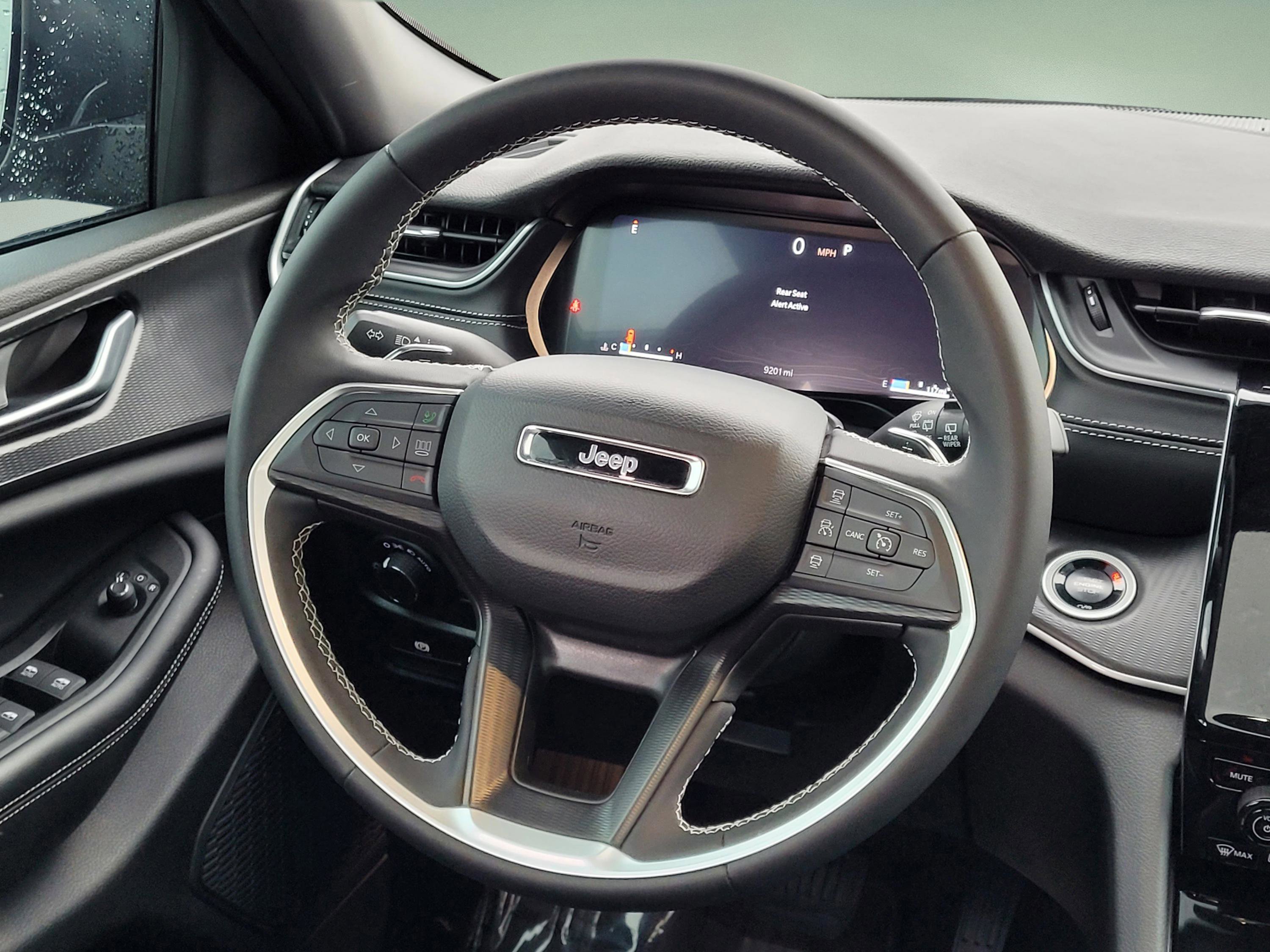 Used 2025 Jeep Grand Cherokee Laredo X image 12