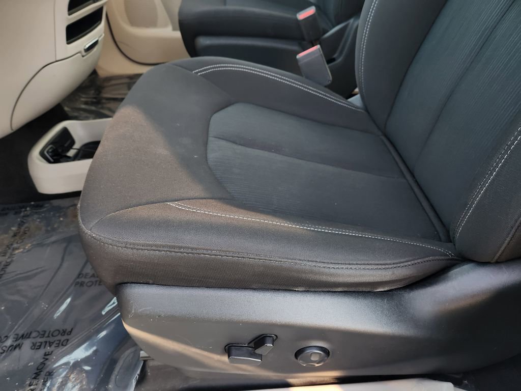 Used 2023 Chrysler Voyager LX image 25