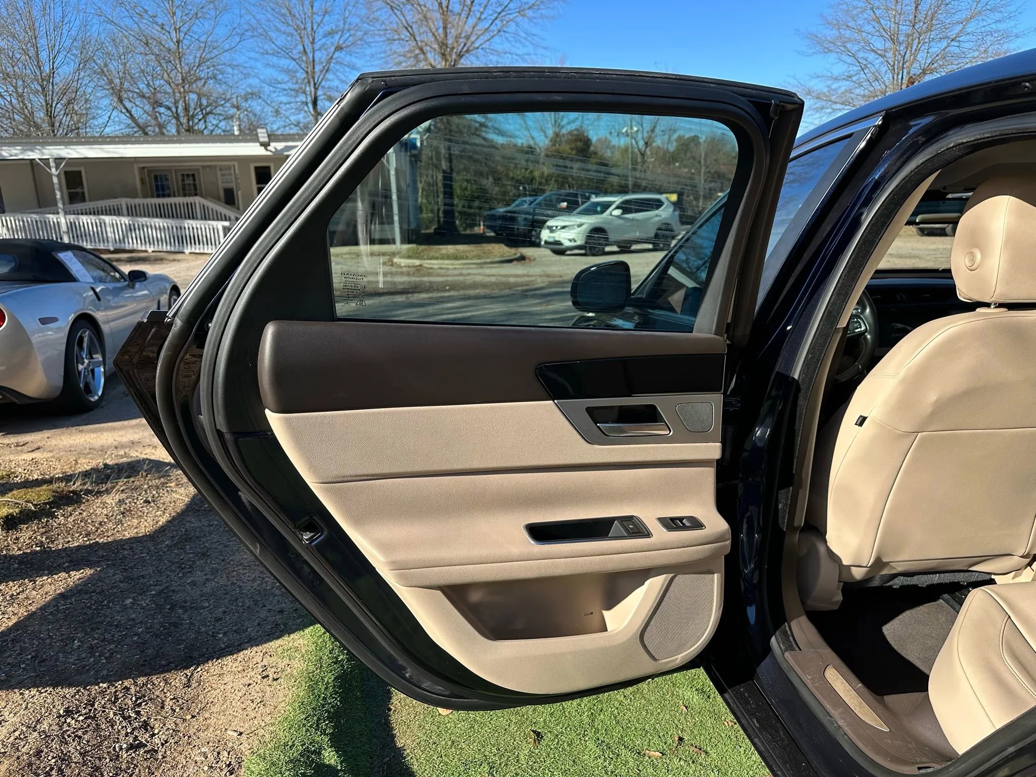 Used 2017 Jaguar XF Premium image 12