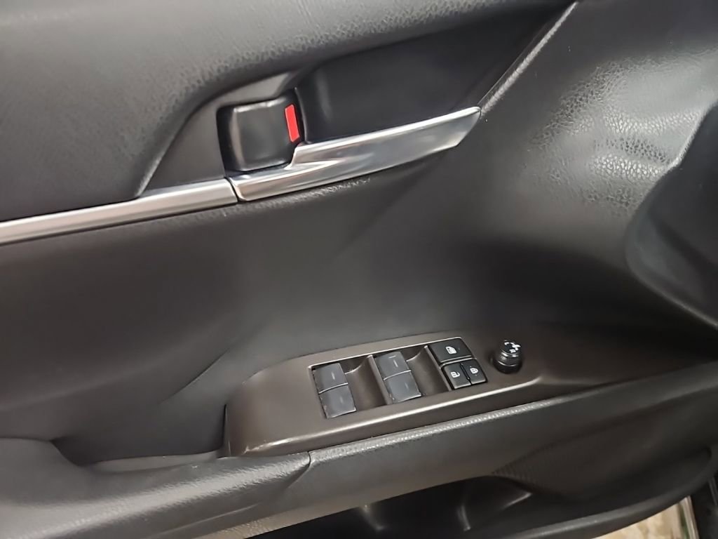 Used 2023 Toyota Camry SE image 14