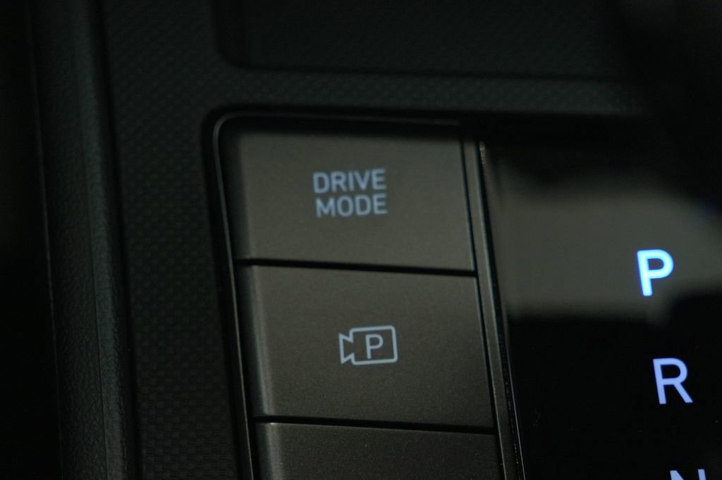 Certified 2025 Hyundai Elantra Sport image 36