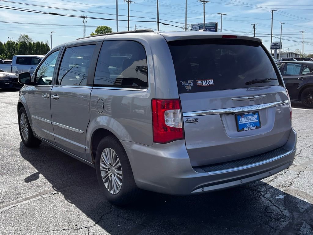 Used 2013 Chrysler Town & Country Touring-L w/ Driver Convenience Group image 7