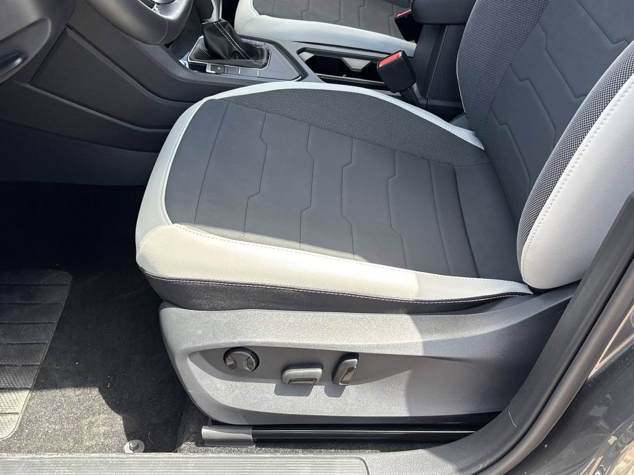 New 2026 Volkswagen Taos SE FWD image 16