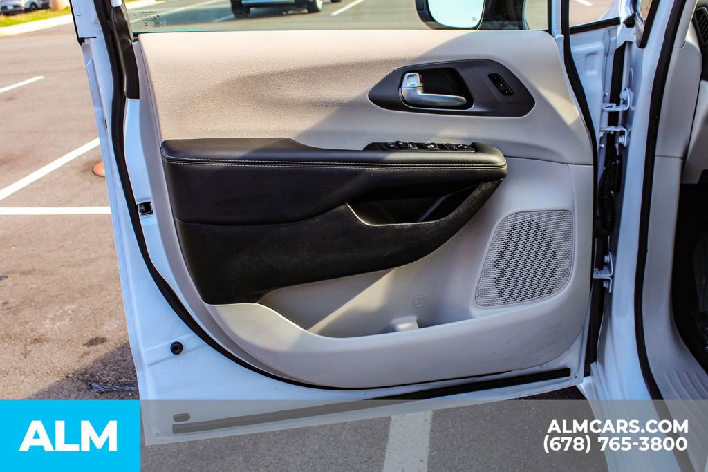 Used 2024 Chrysler Pacifica Touring-L image 40