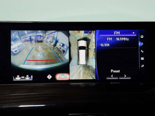 Used 2020 Lexus LX 570 4WD w/ 3rd Row & Luxury Pkg image 16