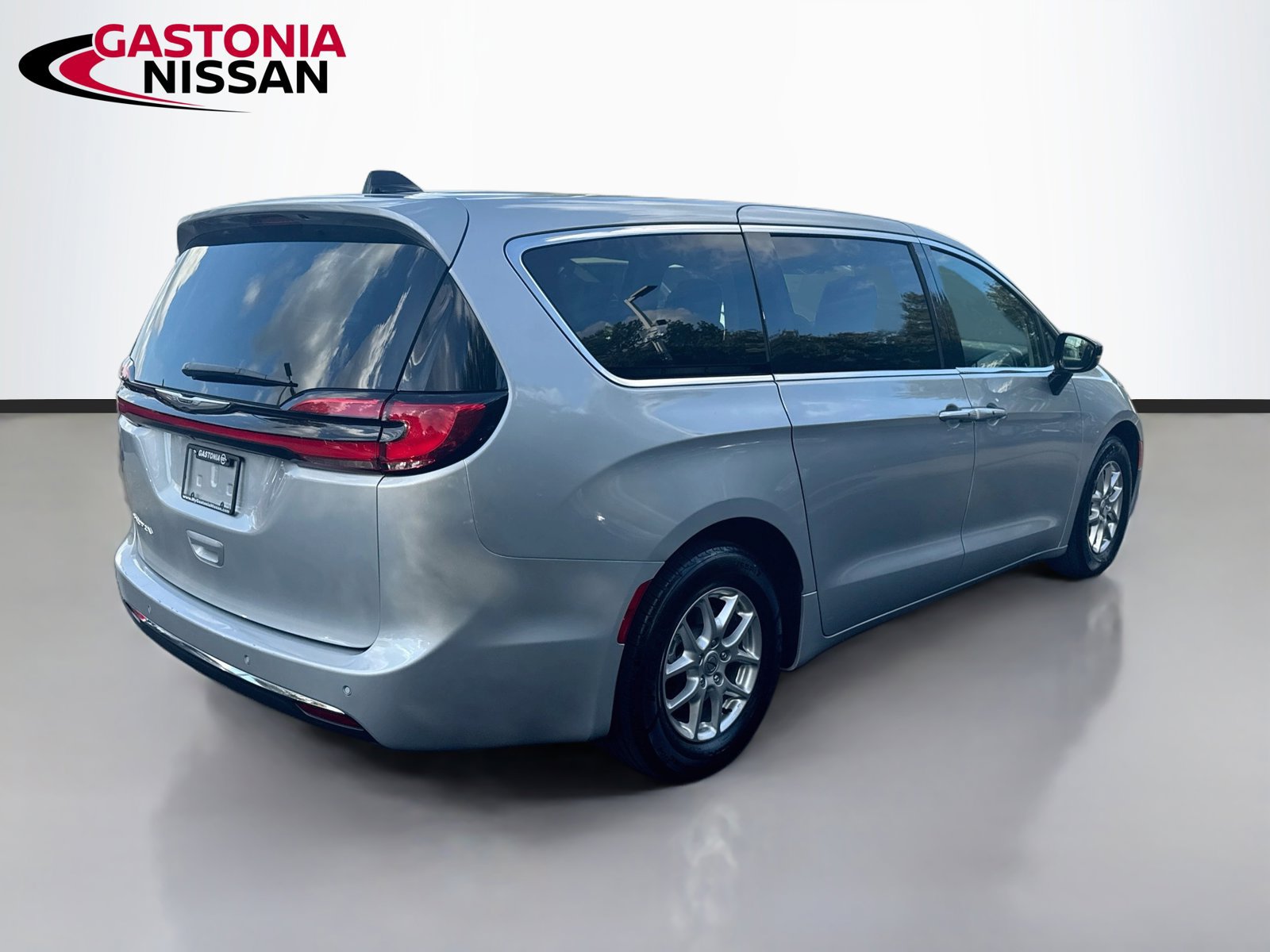 Used 2024 Chrysler Pacifica Touring-L FWD image 9