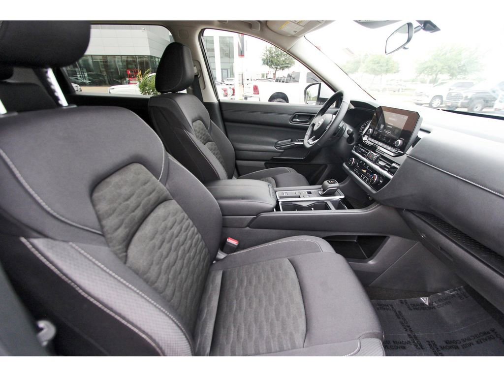 Used 2025 Nissan Pathfinder SV image 11