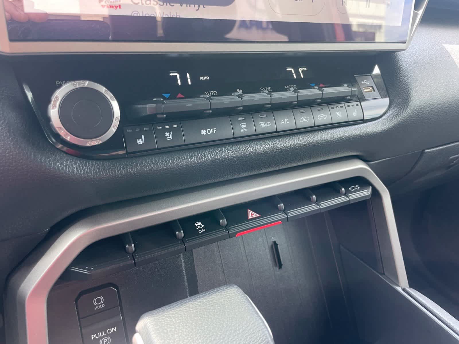 Used 2025 Toyota Tundra Limited AWD/4WD image 18