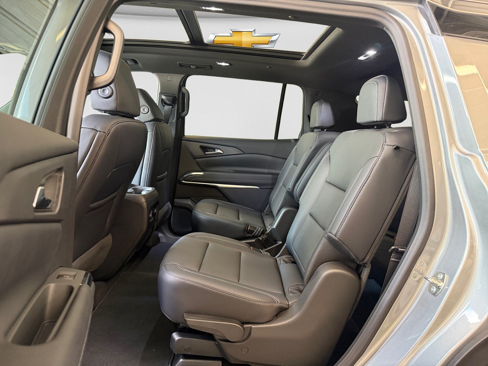 New 2027 Chevrolet Traverse LT w/ Sun and Wheel Package FWD image 19