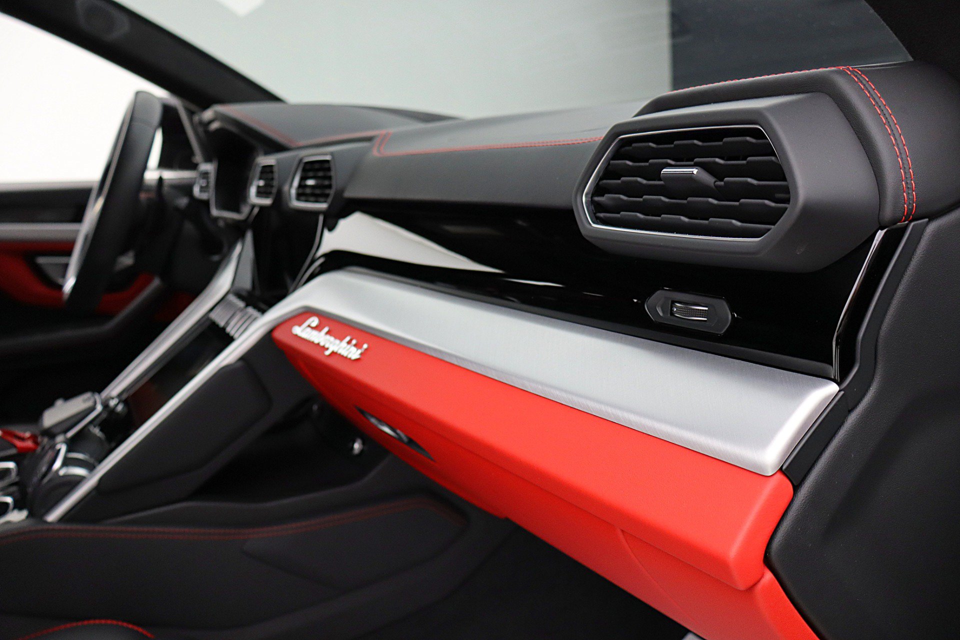 Used 2024 Lamborghini Urus S AWD/4WD image 32