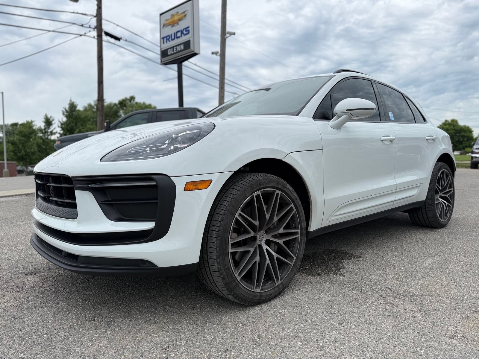 Used 2023 Porsche Macan AWD/4WD image 2