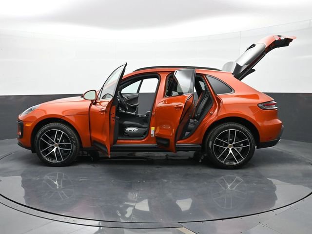 Certified 2025 Porsche Macan image 30