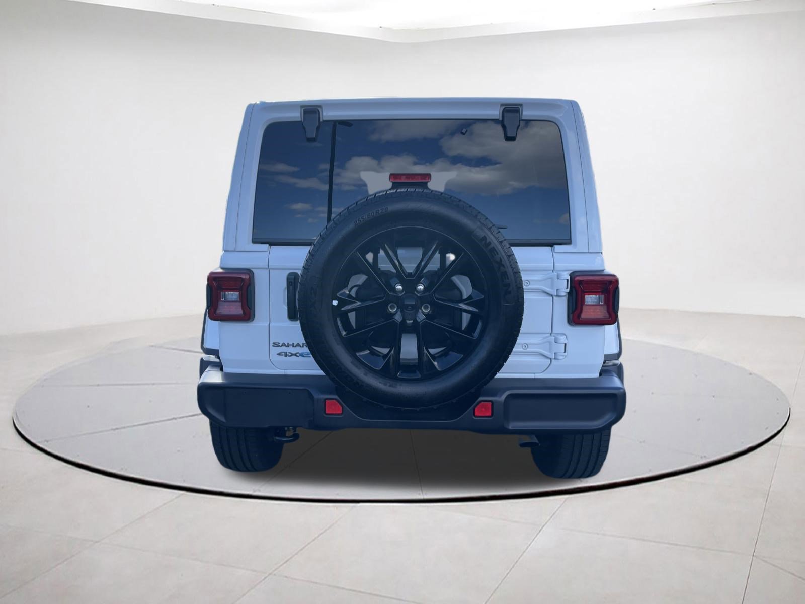 Used 2025 Jeep Wrangler Sahara image 5