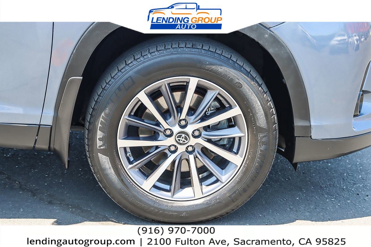 Used 2019 Toyota Highlander XLE w/ Carpet Mat Package (TMS) image 9