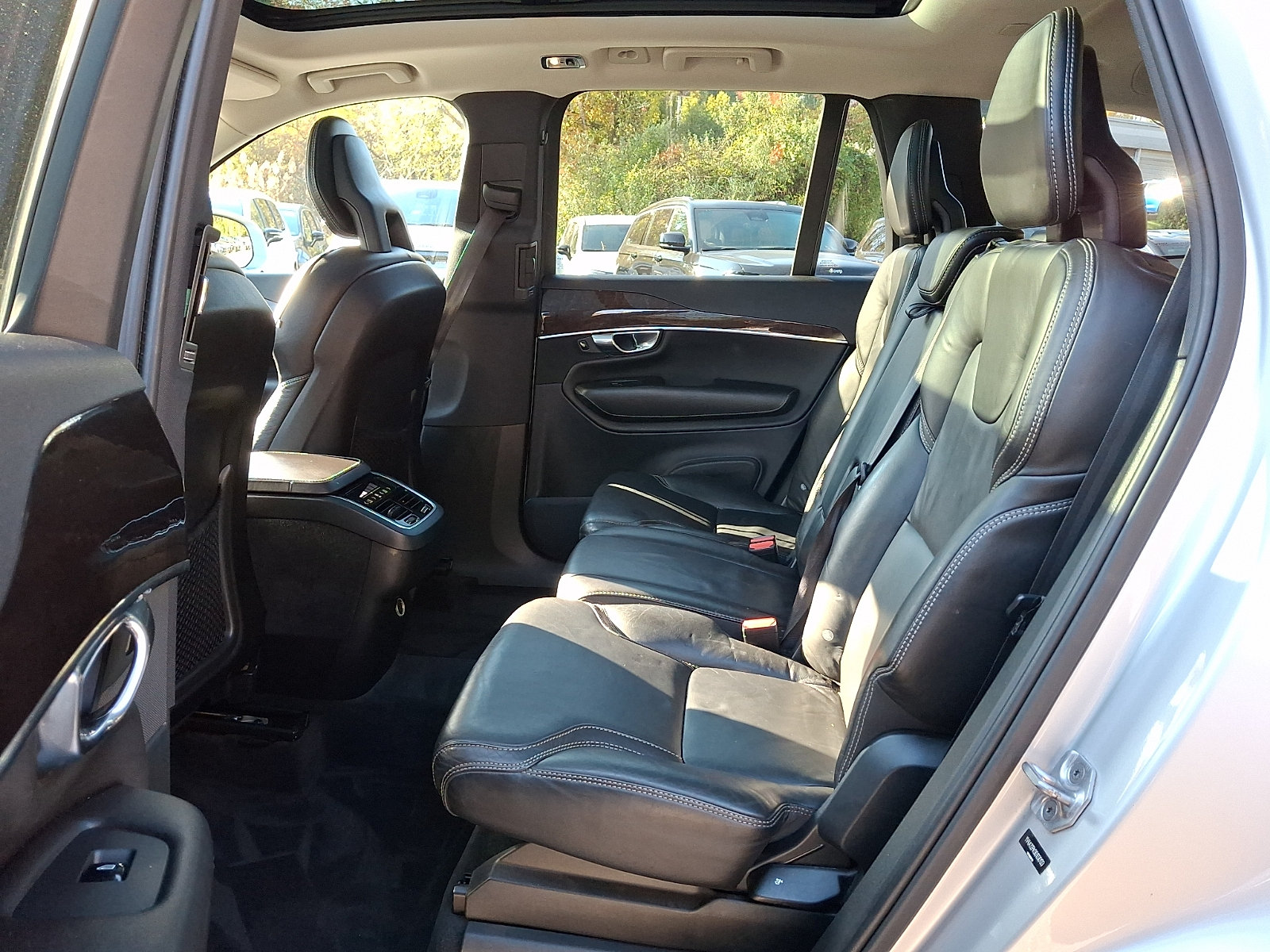 Used 2016 Volvo XC90 T6 Momentum w/ Momentum Plus Package AWD/4WD image 10