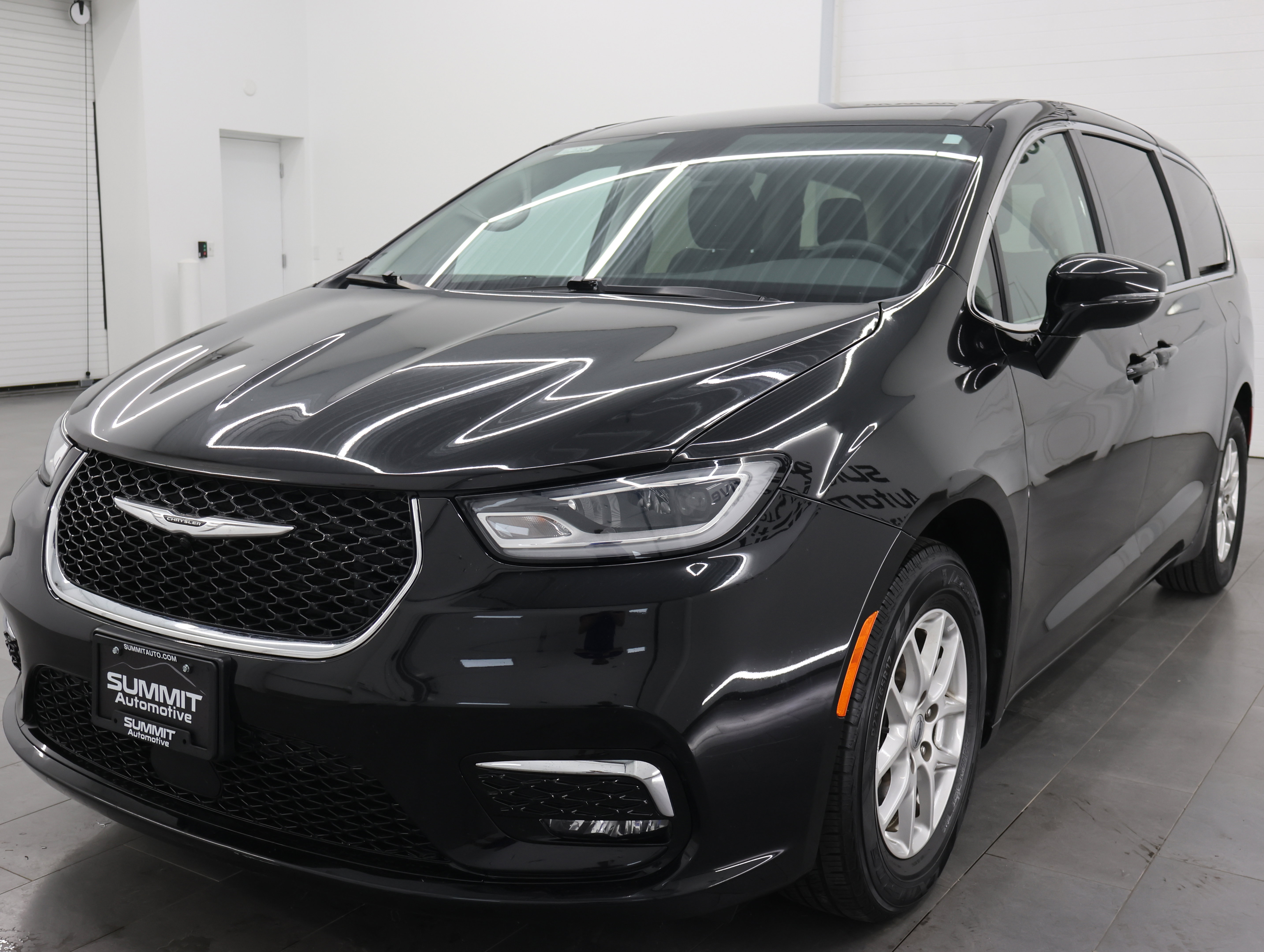 Used 2024 Chrysler Pacifica Touring-L FWD image 7