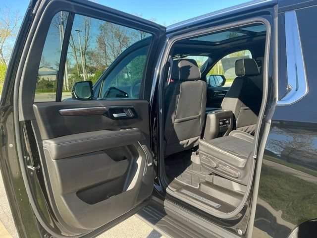 New 2026 Chevrolet Suburban Premier w/ Sun And Tow Package AWD/4WD image 16