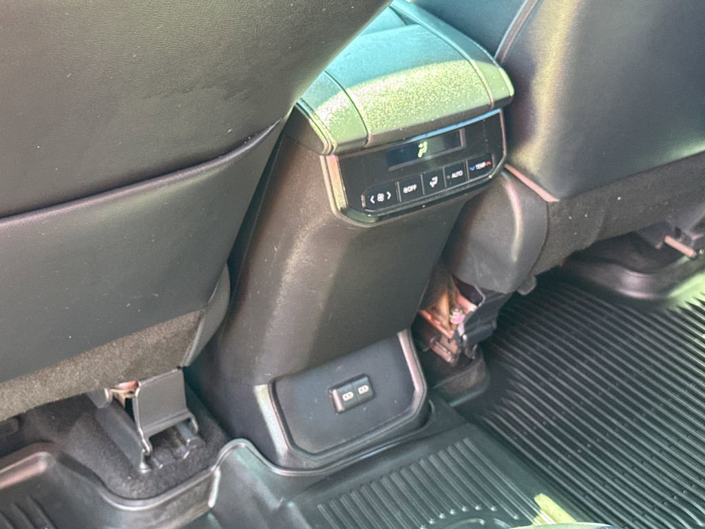 Used 2022 Toyota Highlander XLE AWD/4WD image 40