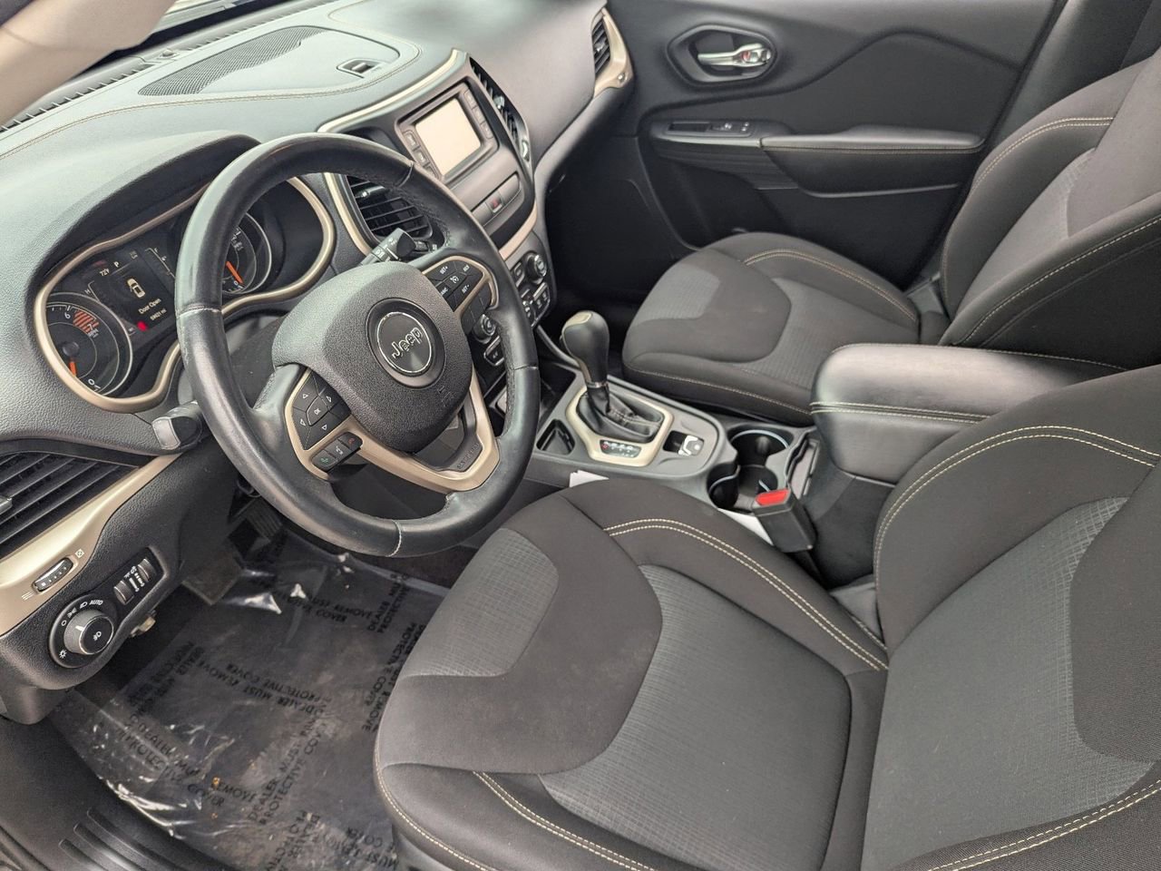 Used 2016 Jeep Cherokee Latitude FWD image 16