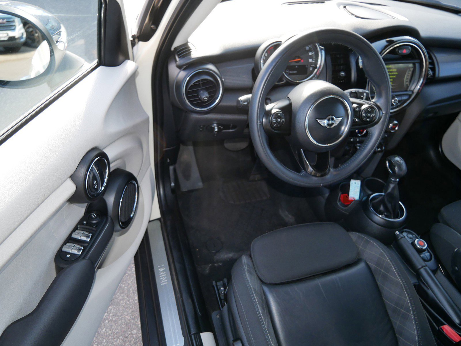 Used 2018 MINI Cooper 4-Door Hardtop image 10