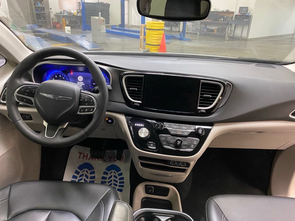Used 2024 Chrysler Pacifica Touring-L FWD image 19
