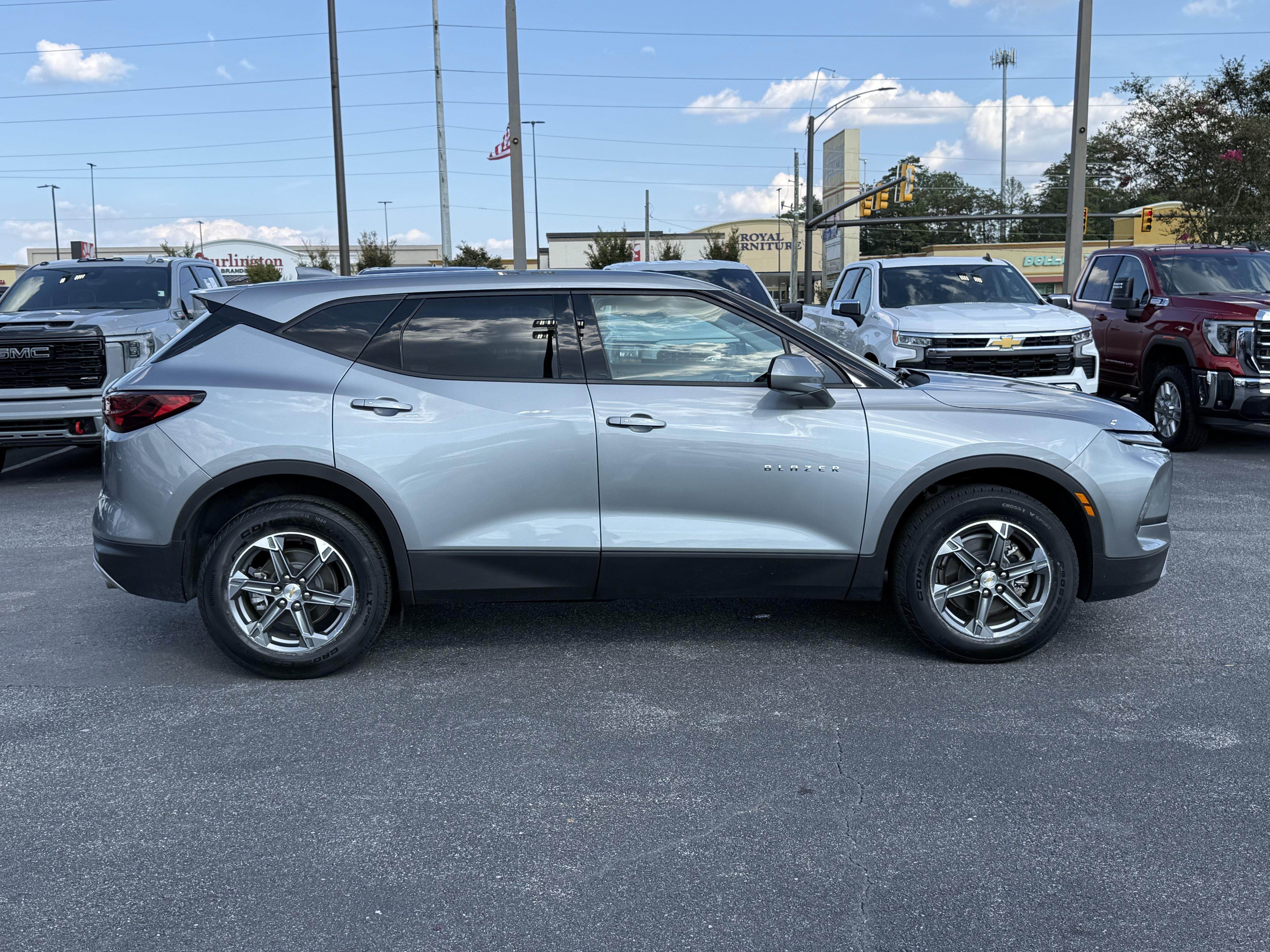 Used 2025 Chevrolet Blazer LT FWD image 11
