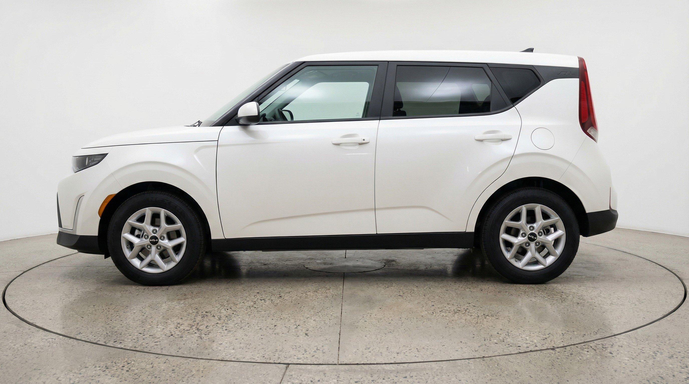 Used 2025 Kia Soul LX w/ LX Technology Package image 5