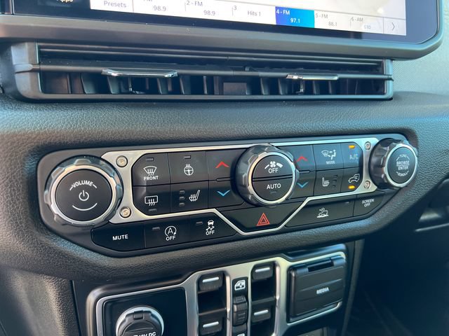 Certified 2024 Jeep Gladiator Sport AWD/4WD image 19