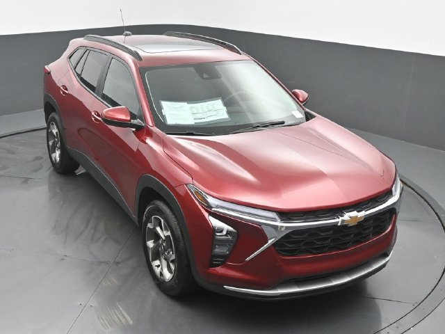 Used 2024 Chevrolet Trax LT w/ Sunroof Package FWD image 43