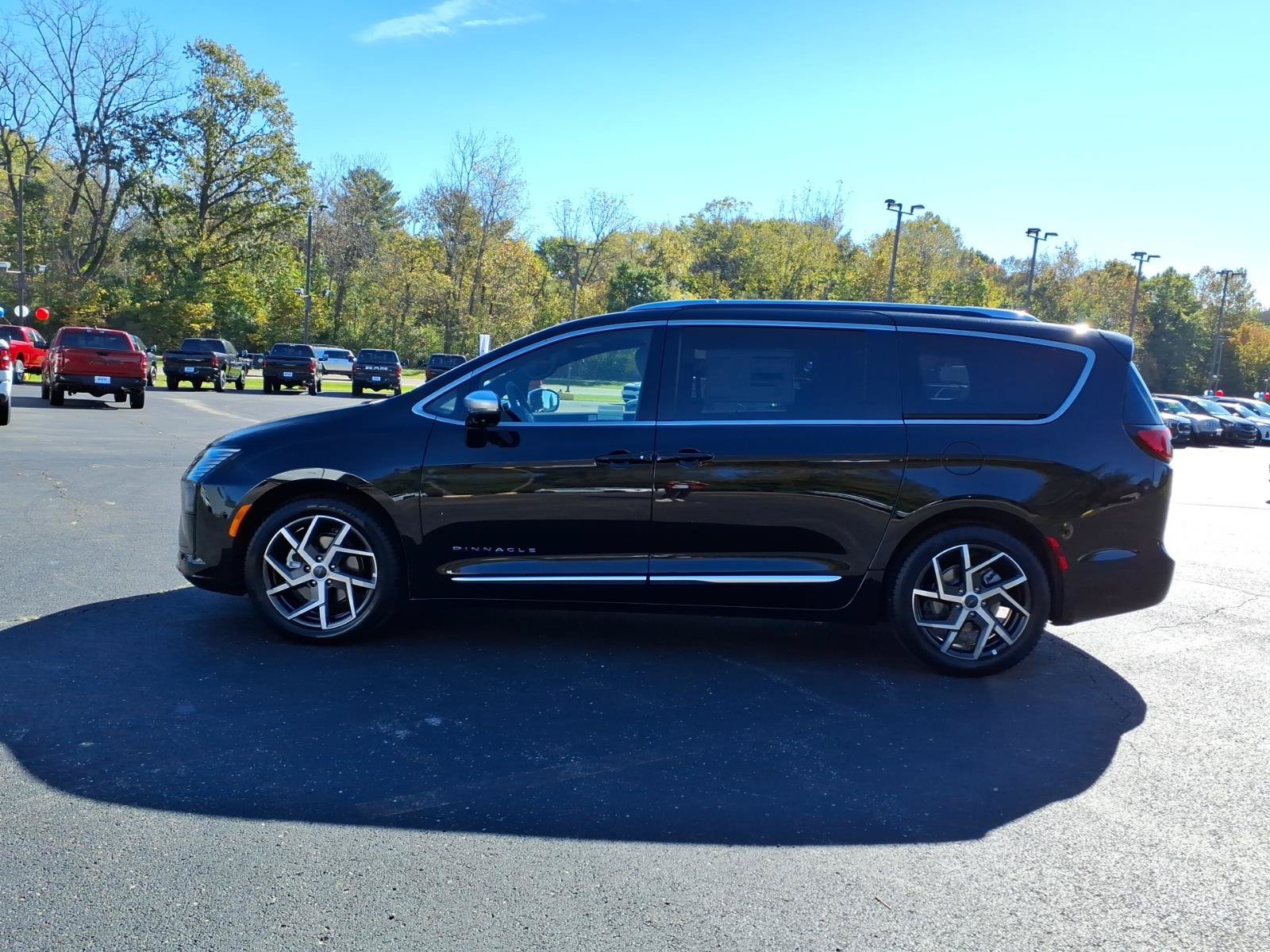 New 2027 Chrysler Pacifica Pinnacle w/ Theater Group FWD image 4
