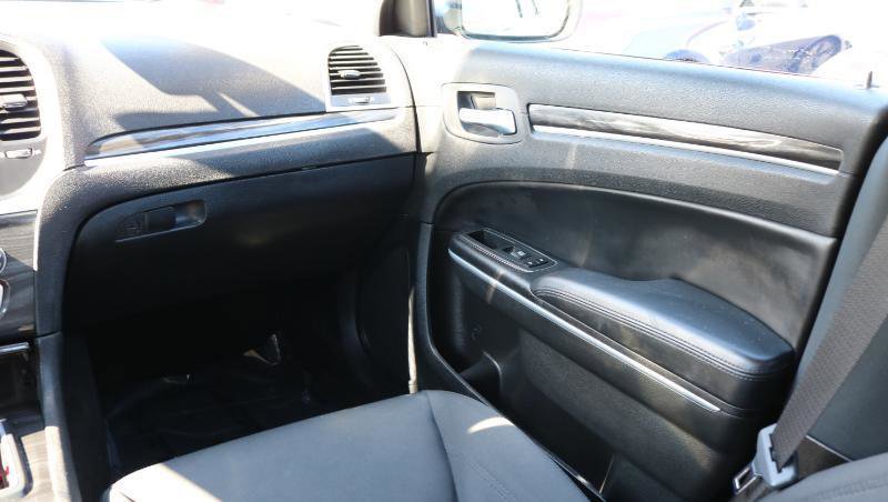 Used 2022 Chrysler 300 Touring w/ Sport Appearance Package image 18