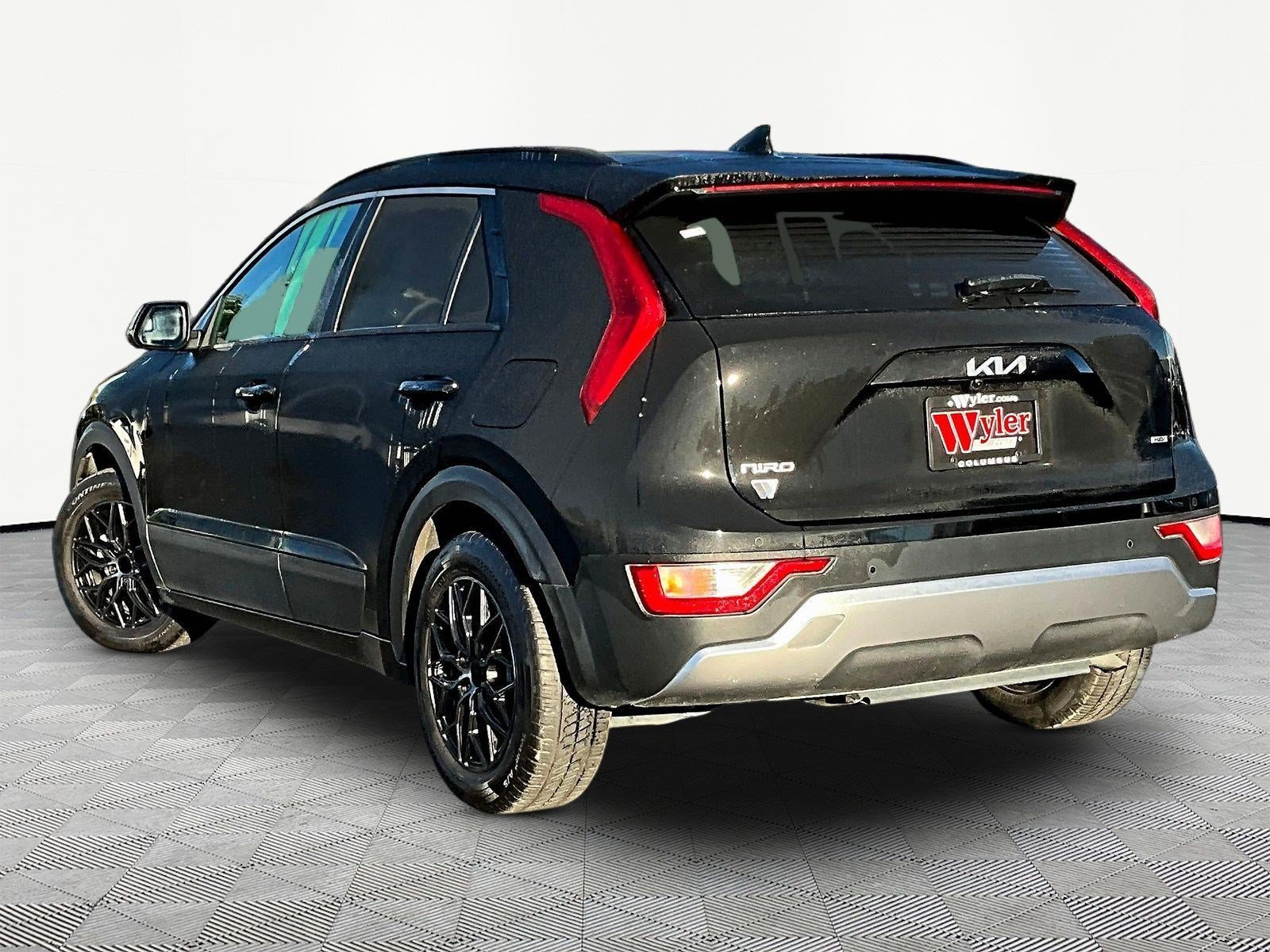 Used 2023 Kia Niro EX FWD image 4