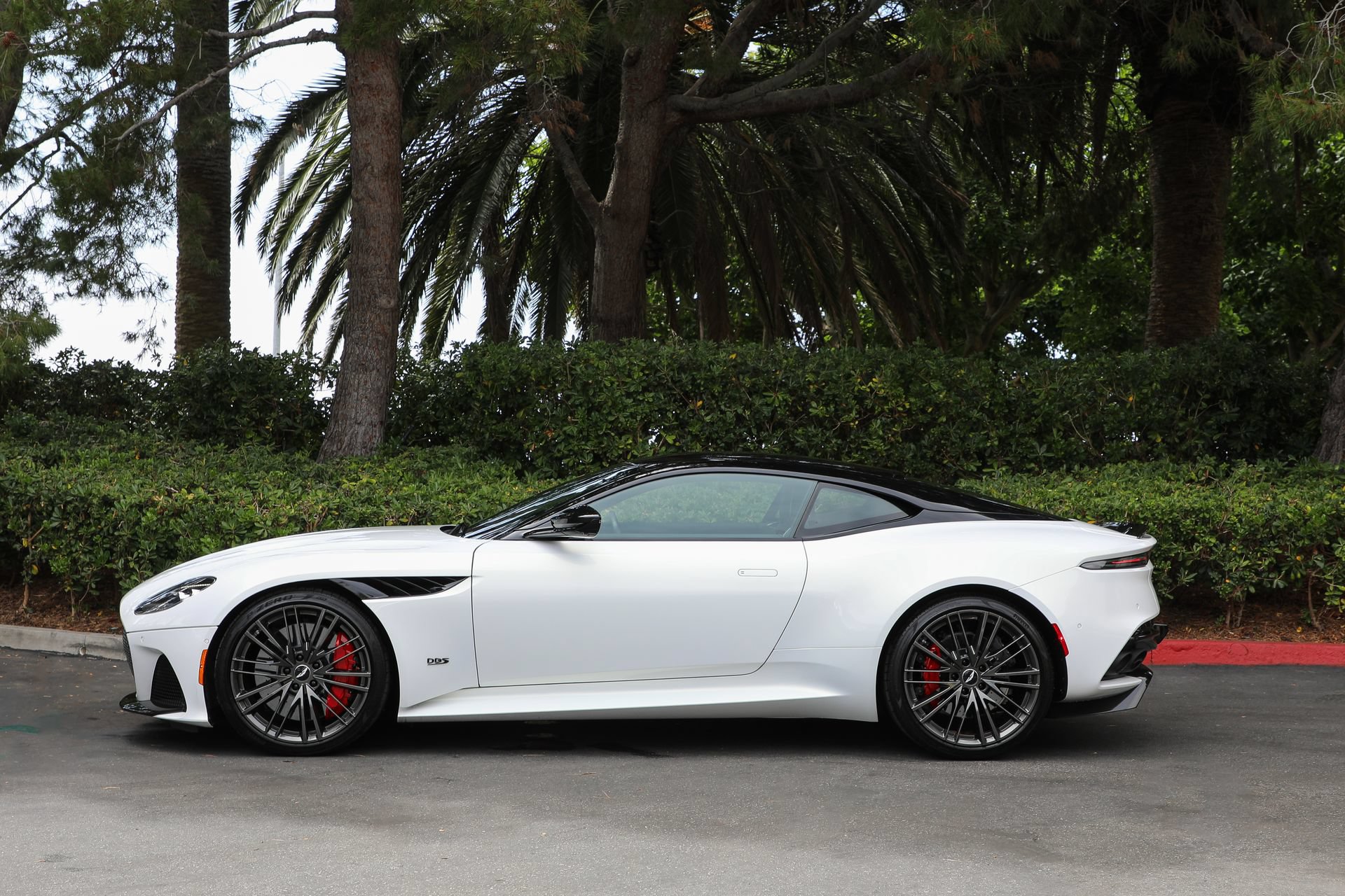Used 2023 Aston Martin DBS Coupe RWD image 30