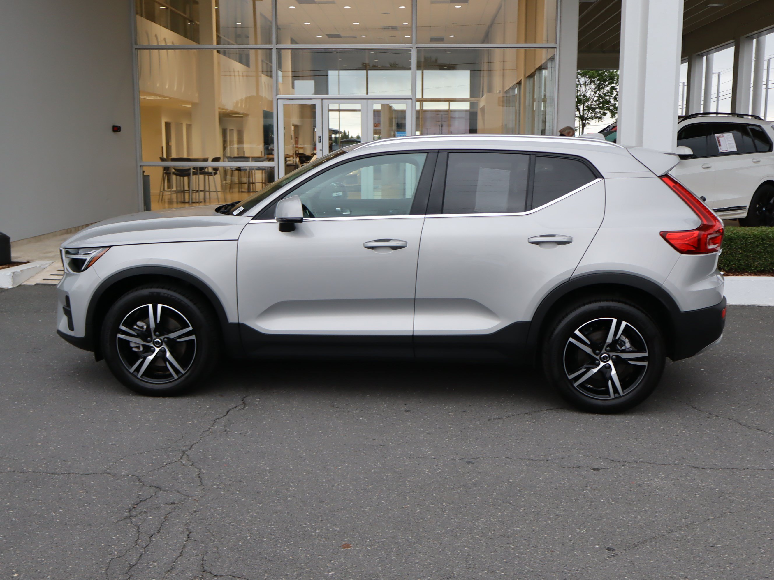 Used 2025 Volvo XC40 B5 Core AWD/4WD image 7