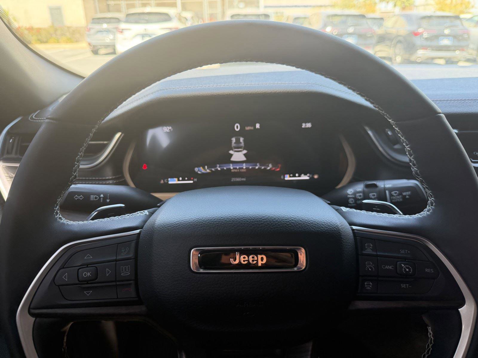 Used 2025 Jeep Grand Cherokee Limited w/ Black Appearance Package image 15