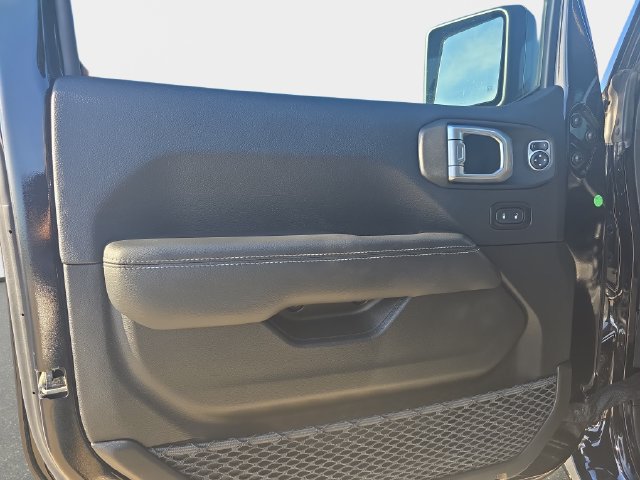 Used 2019 Jeep Wrangler Unlimited Sahara w/ Cold Weather Group AWD/4WD image 28