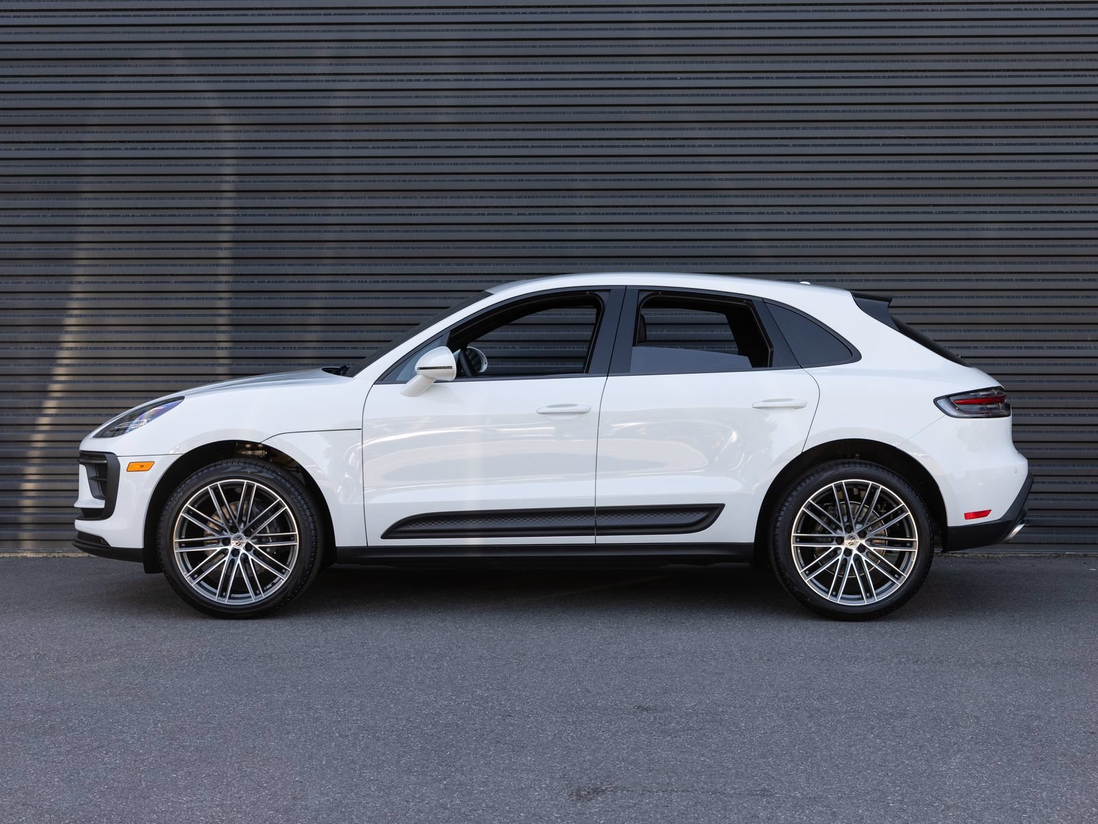 Certified 2026 Porsche Macan AWD/4WD image 2