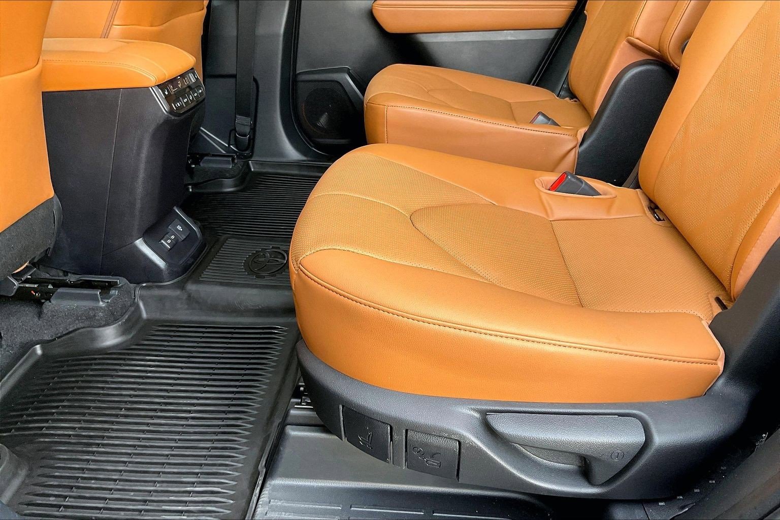 Used 2023 Toyota Highlander Platinum image 18