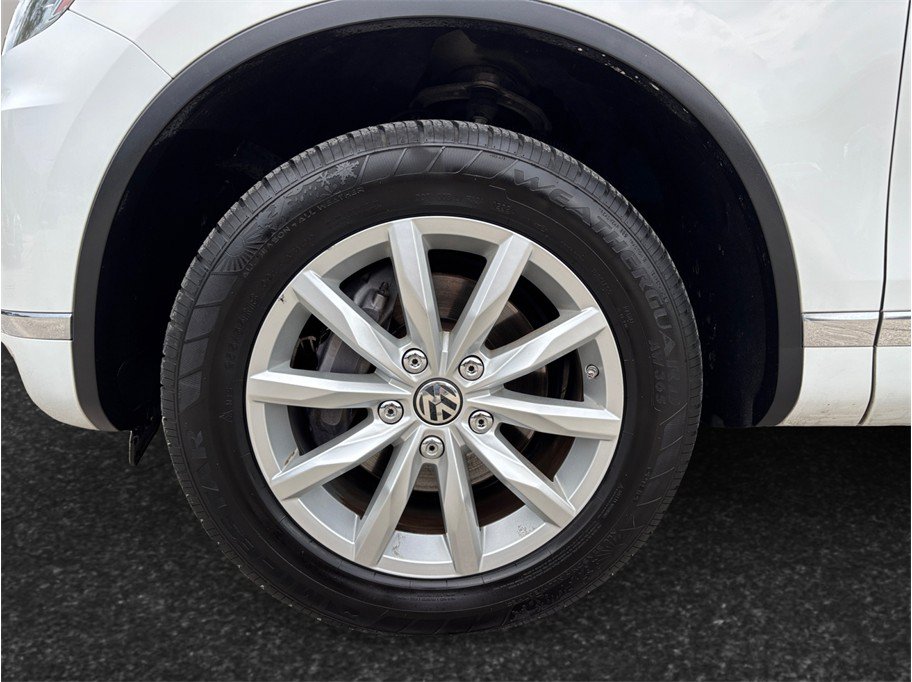 Used 2017 Volkswagen Touareg Sport AWD/4WD image 13